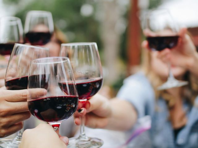 Anstoßen mit einem Glas Wein